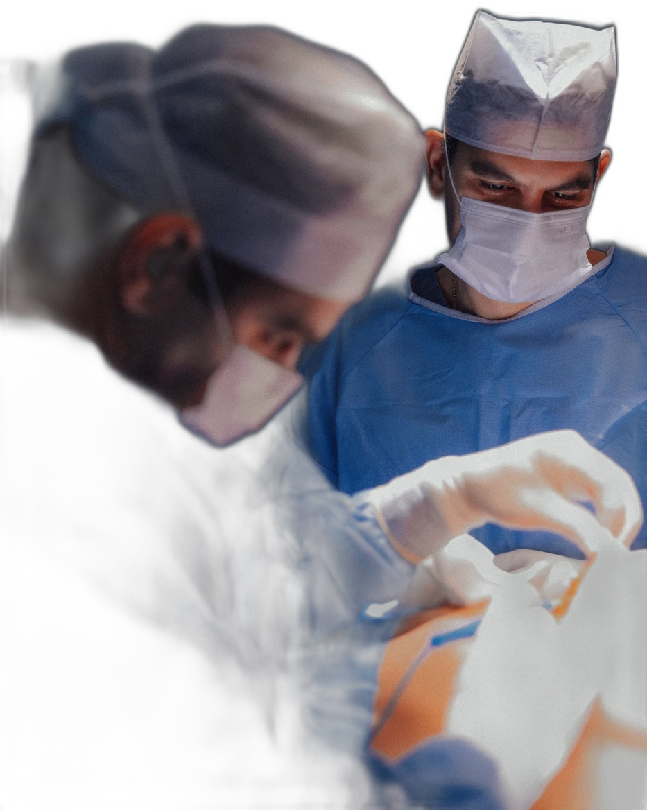 Os cirurgiões do Hospital Espaço da Plástica em atuação no centro cirúrgico